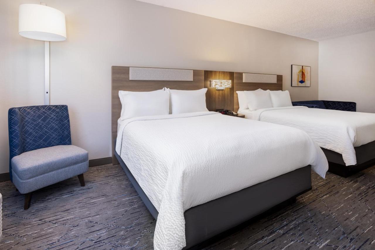 Holiday Inn Express And Suites Tampa I-75 At Bruce B. Downs By Ihg Экстерьер фото
