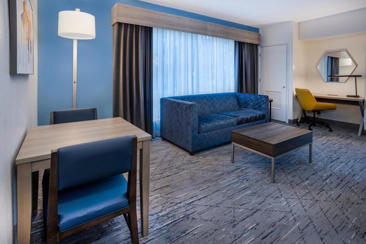 Holiday Inn Express And Suites Tampa I-75 At Bruce B. Downs By Ihg Экстерьер фото