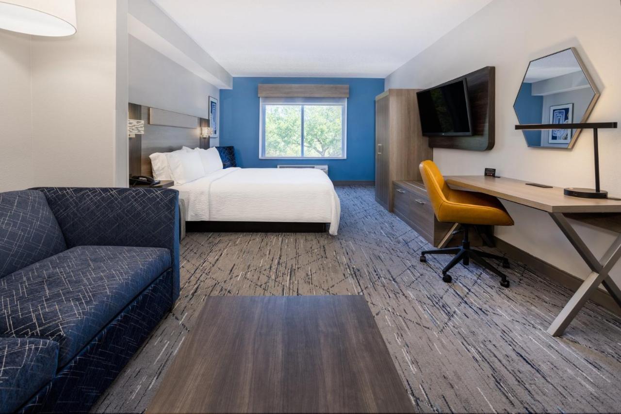 Holiday Inn Express And Suites Tampa I-75 At Bruce B. Downs By Ihg Экстерьер фото