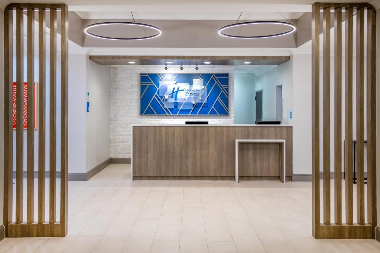 Holiday Inn Express And Suites Tampa I-75 At Bruce B. Downs By Ihg Экстерьер фото