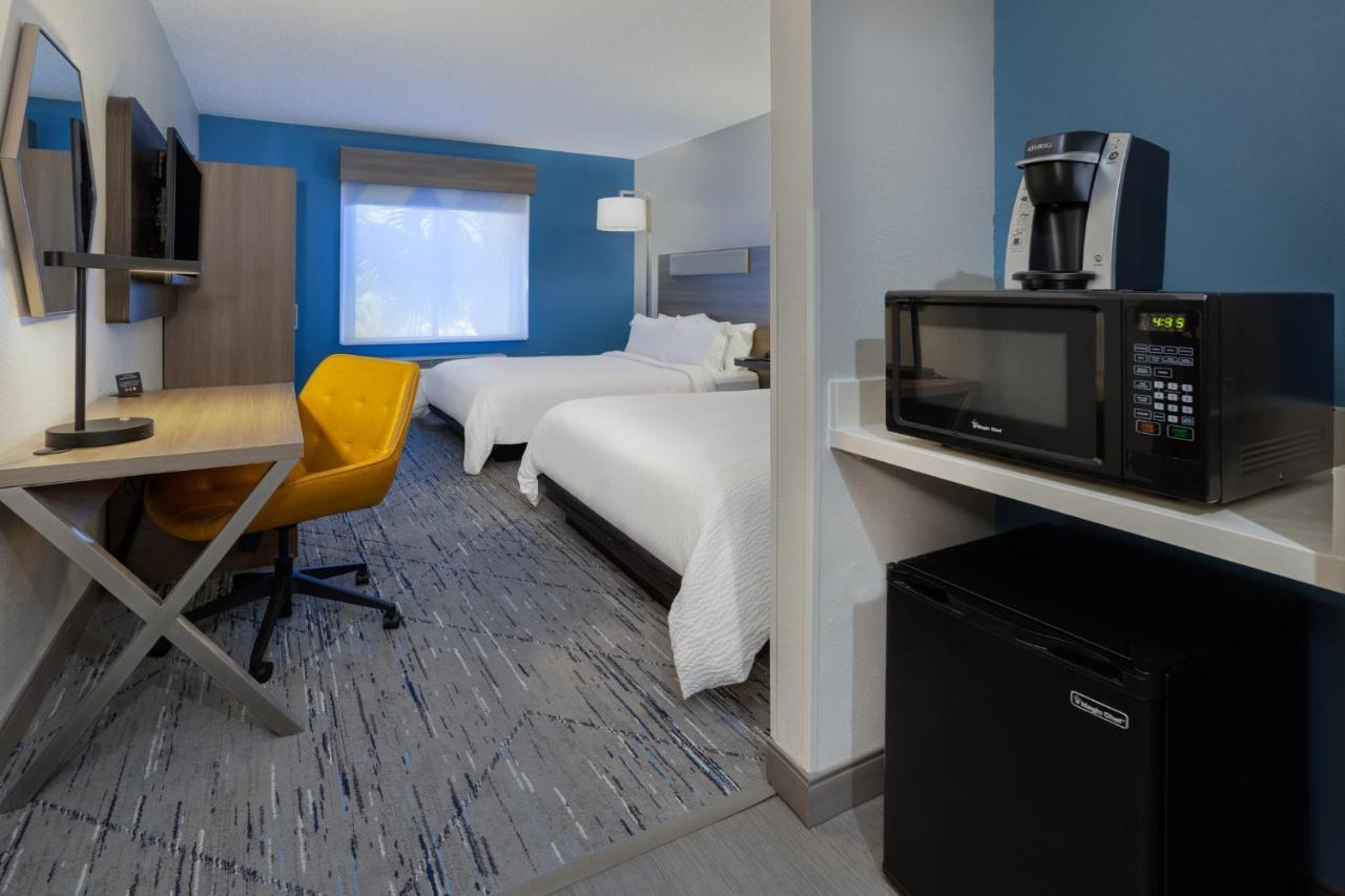Holiday Inn Express And Suites Tampa I-75 At Bruce B. Downs By Ihg Экстерьер фото