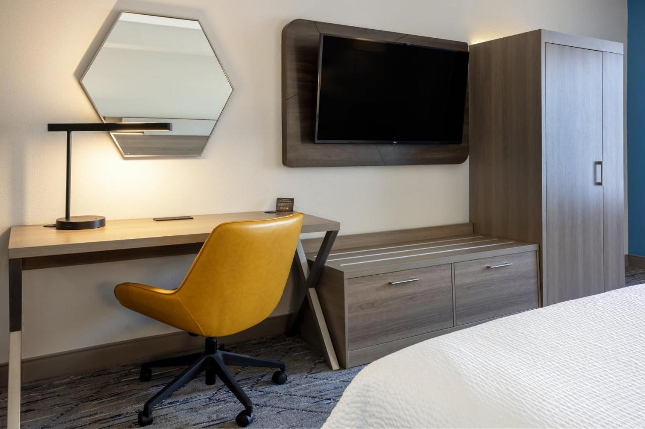 Holiday Inn Express And Suites Tampa I-75 At Bruce B. Downs By Ihg Экстерьер фото