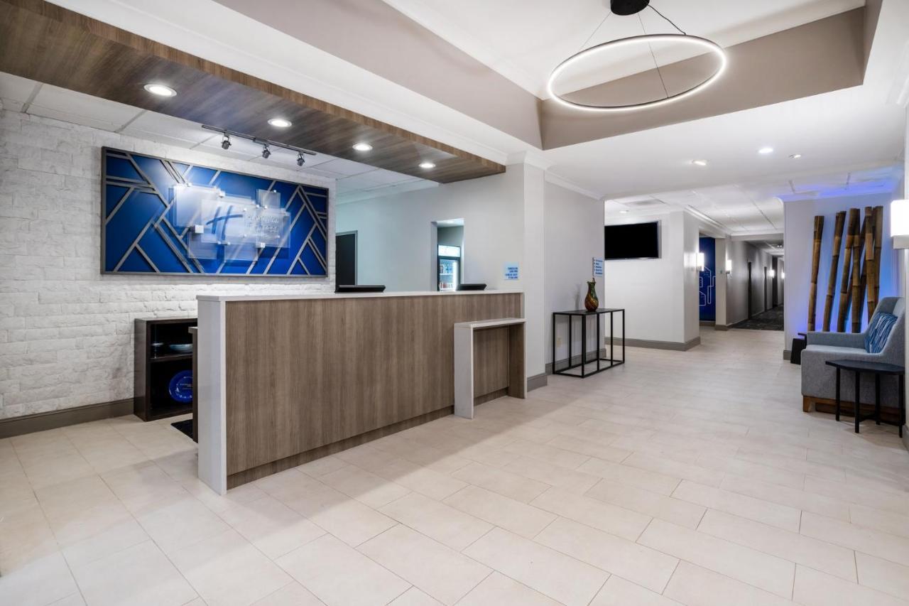 Holiday Inn Express And Suites Tampa I-75 At Bruce B. Downs By Ihg Экстерьер фото