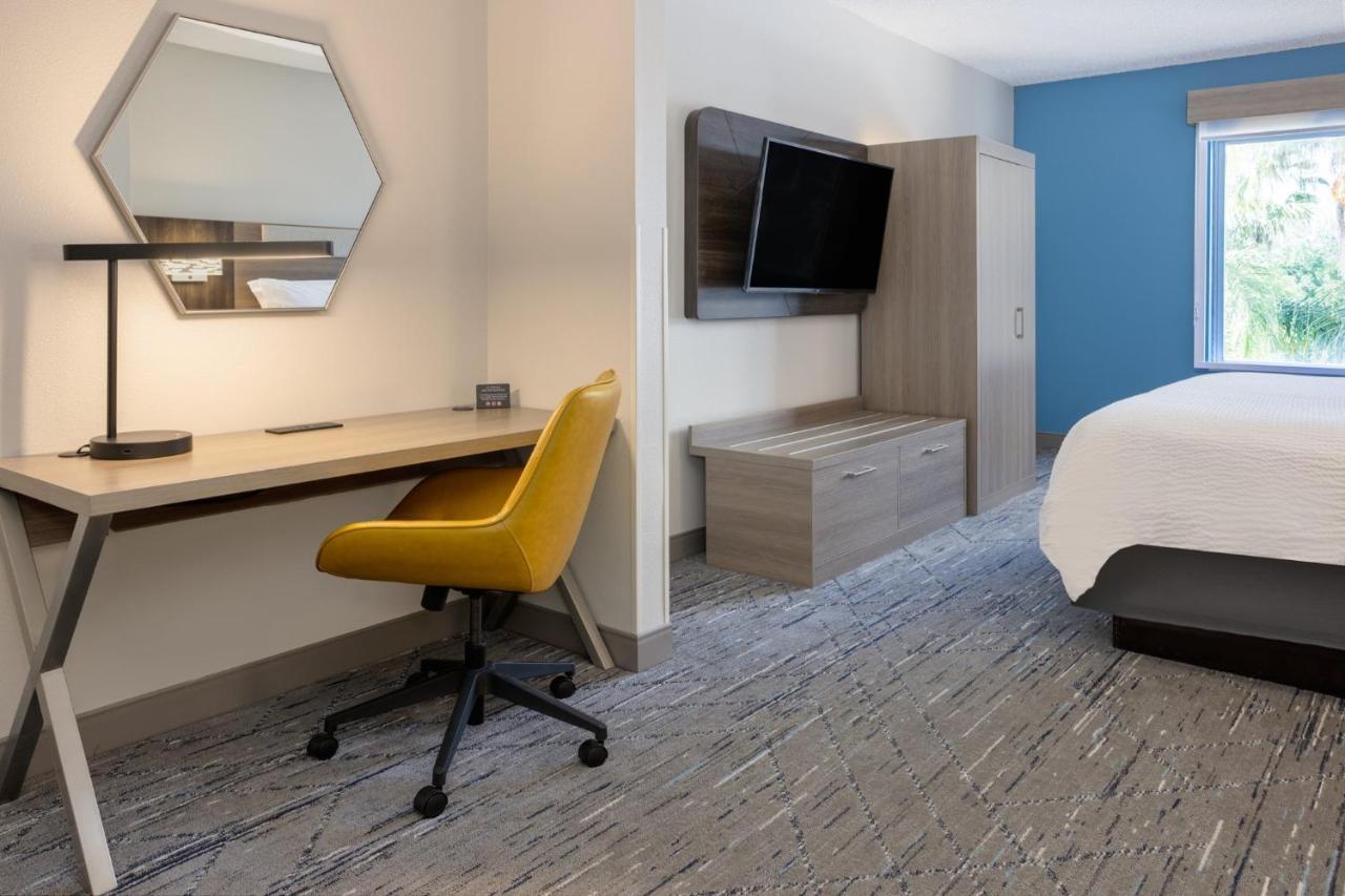 Holiday Inn Express And Suites Tampa I-75 At Bruce B. Downs By Ihg Экстерьер фото