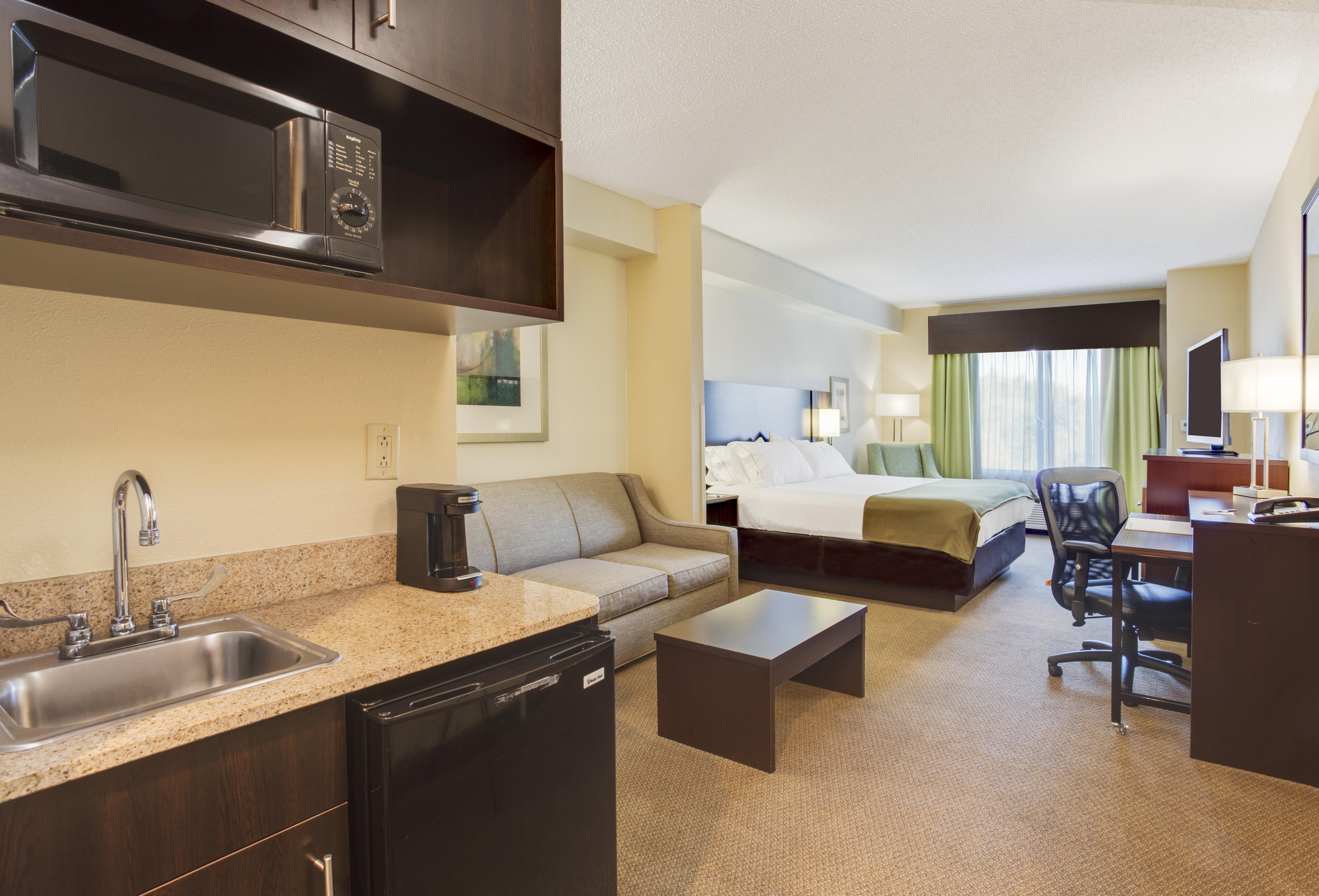 Holiday Inn Express And Suites Tampa I-75 At Bruce B. Downs By Ihg Экстерьер фото